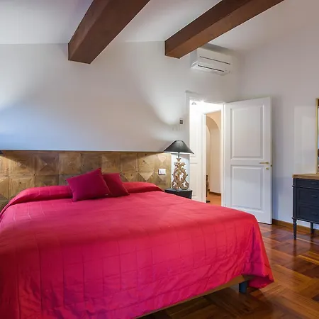 Signoria Square Apartment